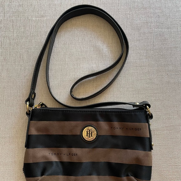 Tommy Hilfiger Black and Brown Crossbody Purse with zipper - Picture 2 of 8